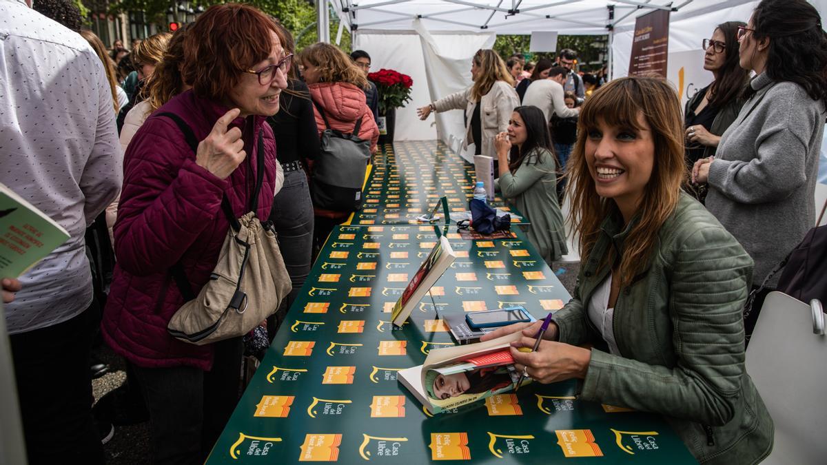 La periodista y presentadora de 'El intermedio' Sandra Sabatés, en el paseo de Gràcia, con una fan.