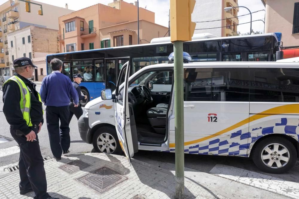 Una decena de heridos al dar un frenazo un bus de la EMT tras cruzarse un coche