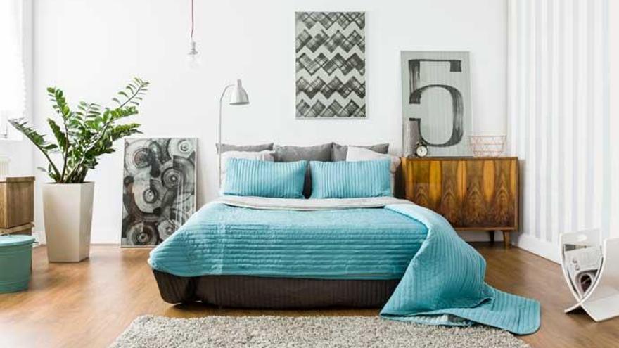 3 opciones para decorar el pie de cama, según tu espacio