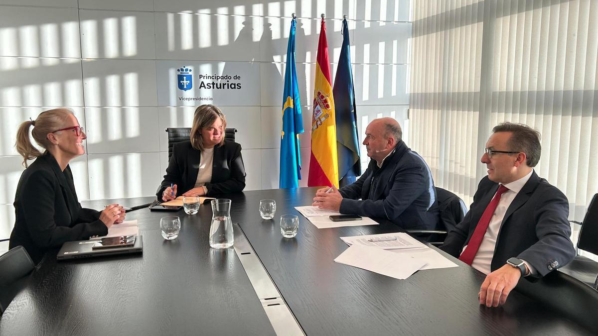 En la imagen, de izquierda a derecha, la viceconsejera de Turismo, Lara Martínez; la vicepresidenta del Principado de Asturias, Gimena Llamedo; el nuevo presidente de Otea, Javier Martínez; y el vicepresidente ejecutivo de esta entidad, Fernando Corral.