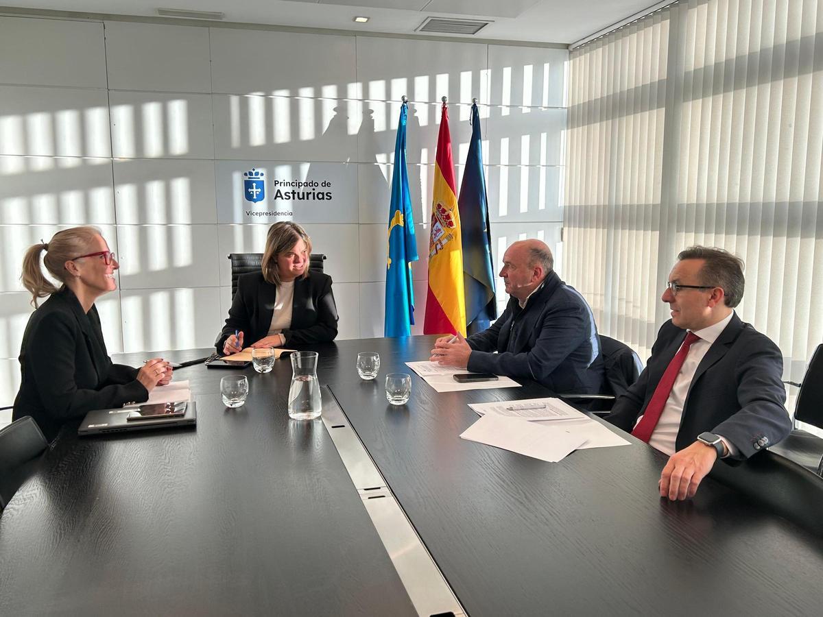 En la imagen, de izquierda a derecha, la viceconsejera de Turismo, Lara Martínez; la vicepresidenta del Principado de Asturias, Gimena Llamedo; el nuevo presidente de Otea, Javier Martínez; y el vicepresidente ejecutivo de esta entidad, Fernando Corral.