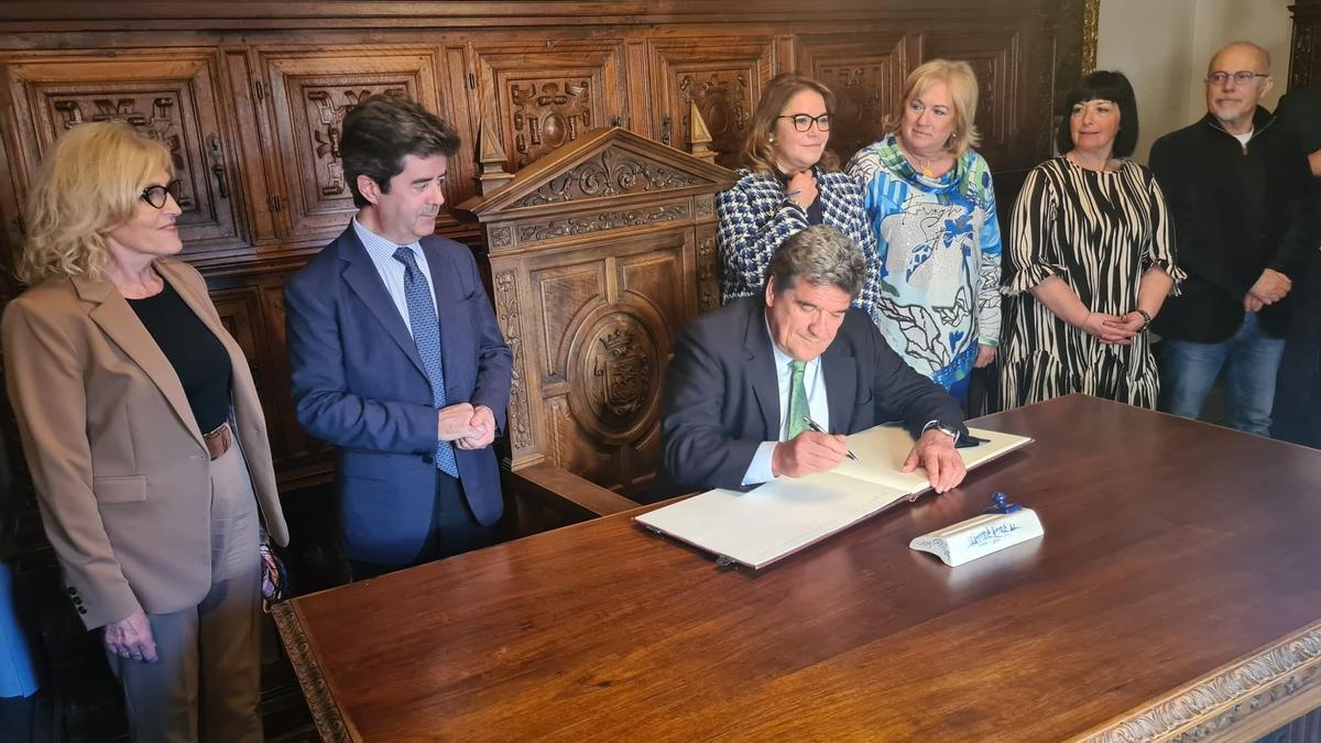 El ministro de Inclusión, Seguridad Social y Migraciones, José Luis Escrivá, junto al alcalde de Huesca, Luis Felipe, durante su visita a la ciudad.