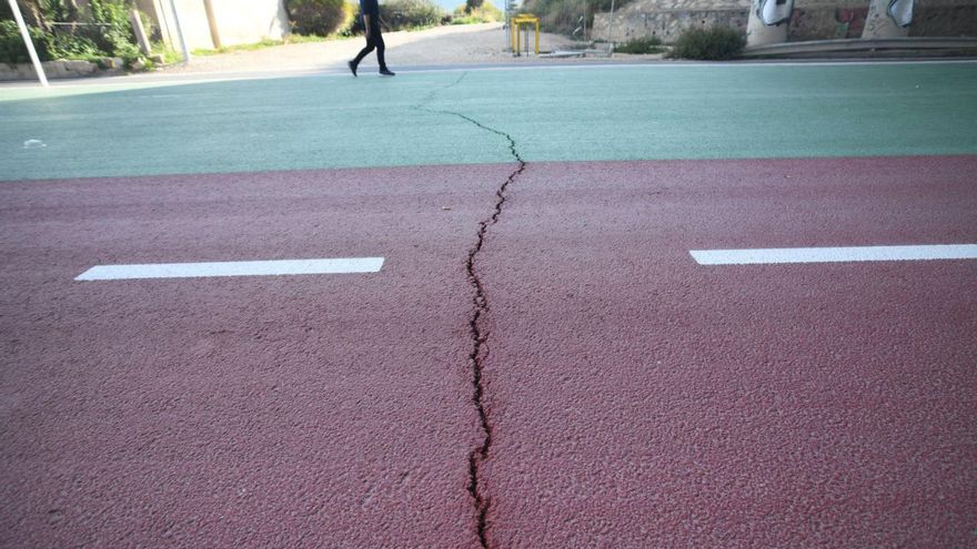 Las grietas en el firme del bulevar peatonal alarman a los vecinos de Ronda Sur