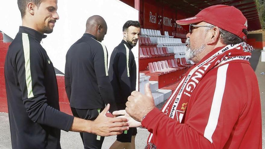 Geraldes, a la izquierda, saluda a Argelio Cernuda ante Babin y Molinero.