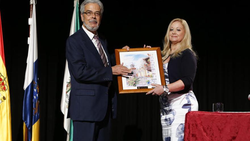 José Martín Ramos y la alcaldesa Beatriz Santana, ayer durante el acto de entrega de la distinción.