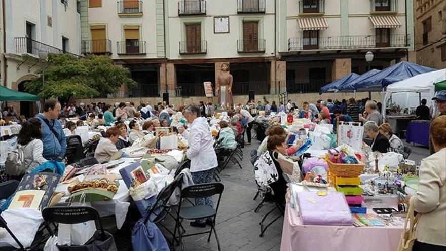 Trescientas encajeras de bolillos intercambian experiencias en Ejea