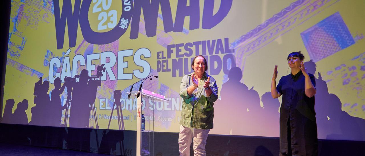 La directora del festival Womad aplaude durante la presentación de la edición de este año, este martes, en Cáceres.
