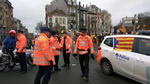 Fotografía subida por Esteban González Pons a su cuenta de Twitter para denunciar que algunos coches de la policía belga luciesen esteladas durante la manifestación independentista. 