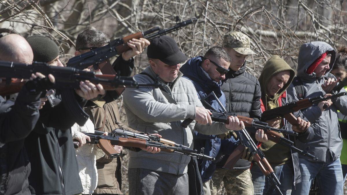 Ciudadanos asisten a un entrenamiento para aprender a usar las armas en el puerto de Odesa, este miércoles.
