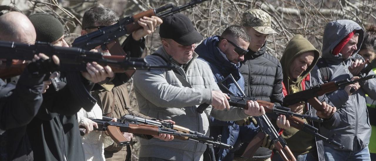 Ciudadanos asisten a un entrenamiento para aprender a usar las armas en el puerto de Odesa, este miércoles.