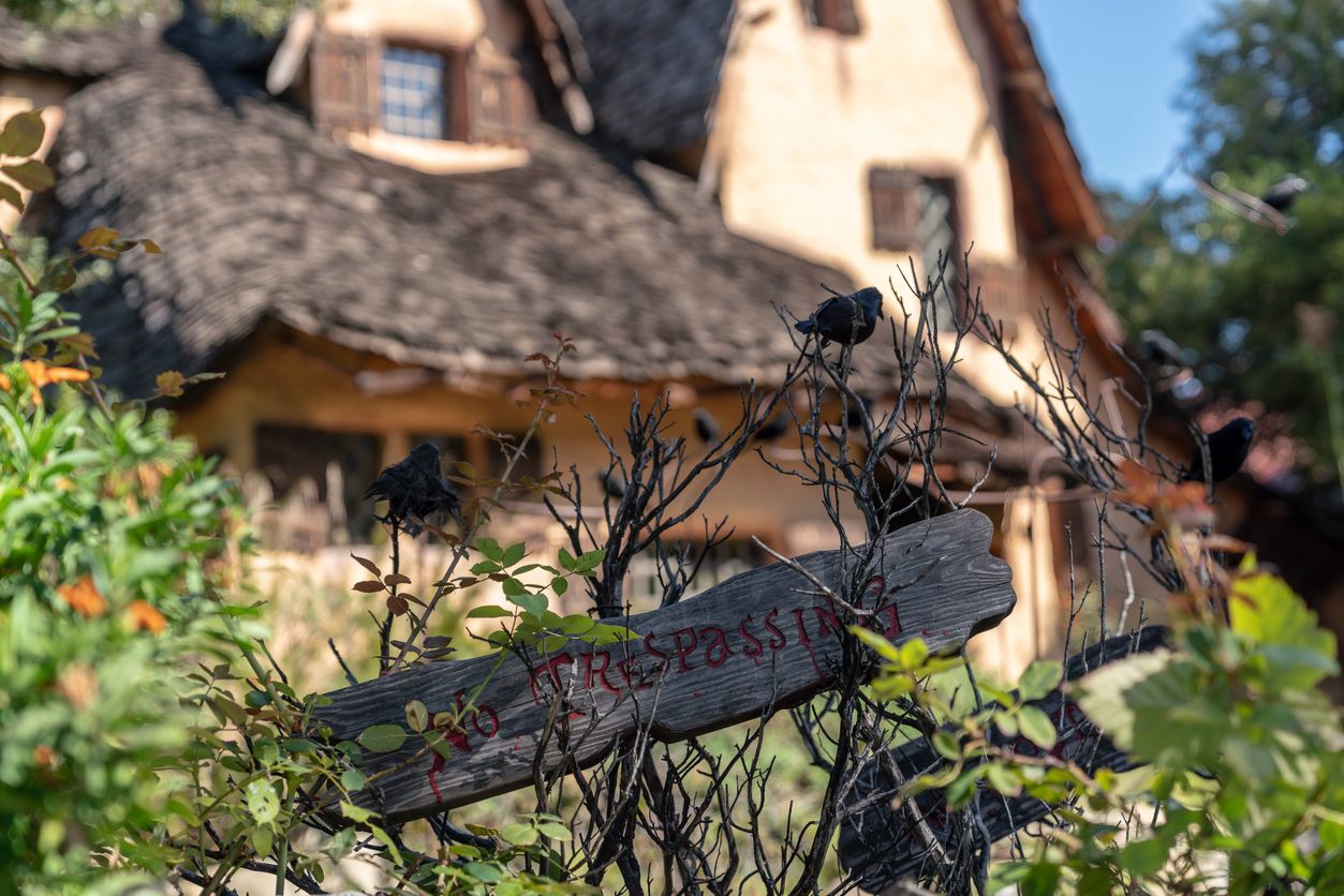 Casa Spadena cuenta con varios carteles firmados por La Bruja