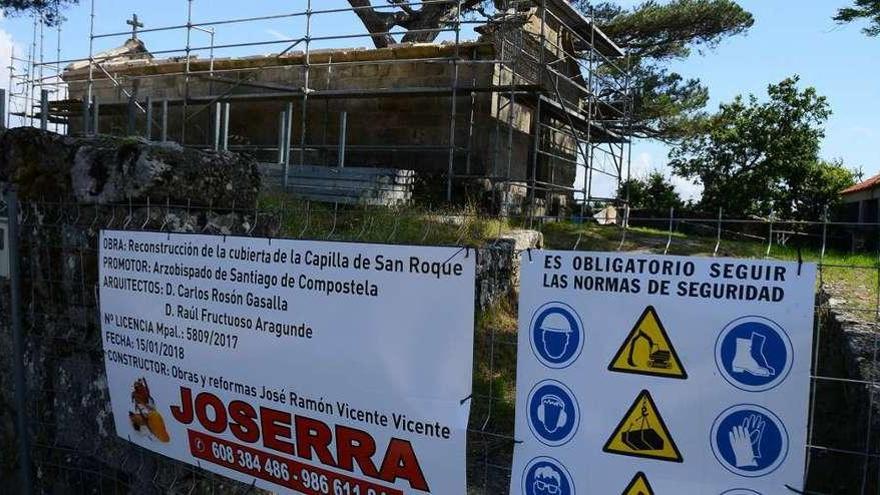 El andamiaje cubre todo el templo de San Roque, que sufrió las consecuencias de un temporal en febrero de 2017. // Gonzalo Núñez