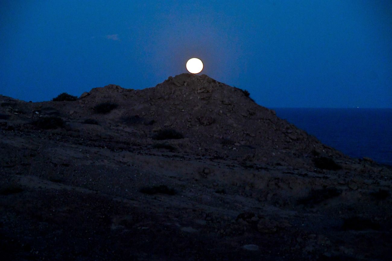 Última luna llena del año 2023 desde Arinaga y su faro