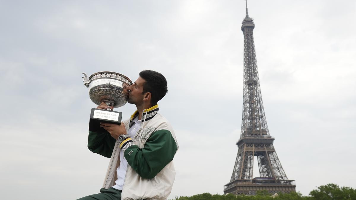 Novak Djokovic küsst die Trophäe während eines Fototermins nach dem Finale vor dem Eiffelturm.