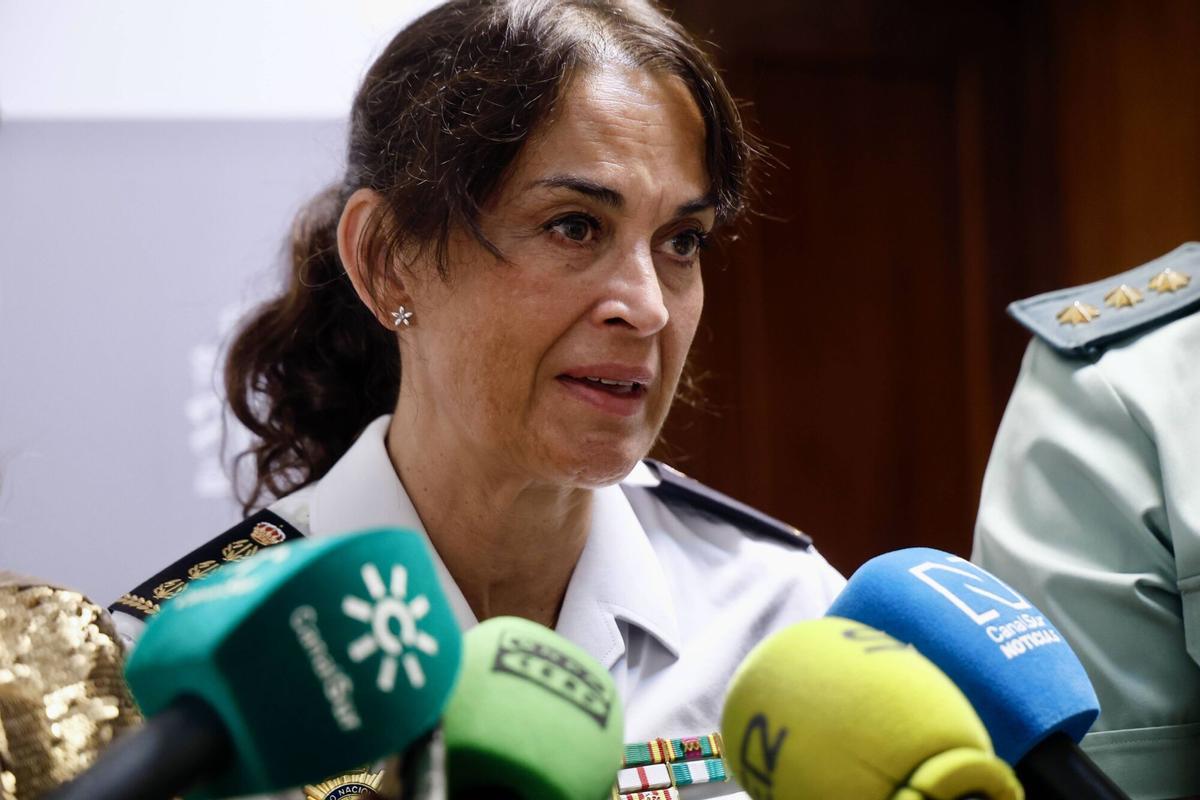 La comisaria Dolores López, este miércoles atendiendo a la prensa.