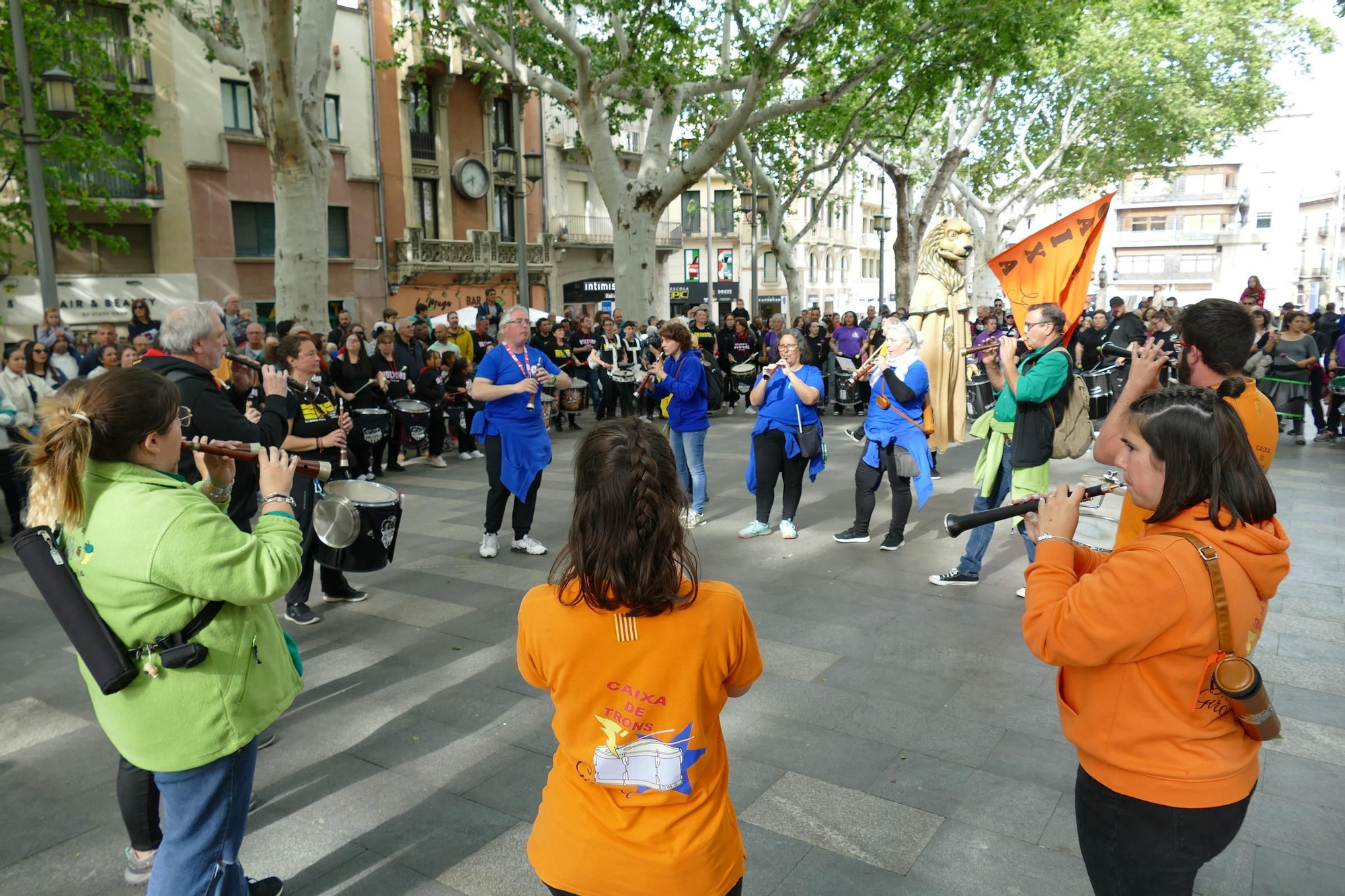 Figueres ressona amb una gran batucada de Santa Creu