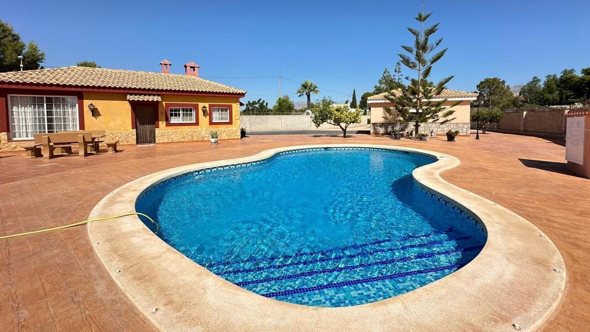 Comprar casa en Alicante: un impresionante chalet con piscina a 15 minutos de Alicante
