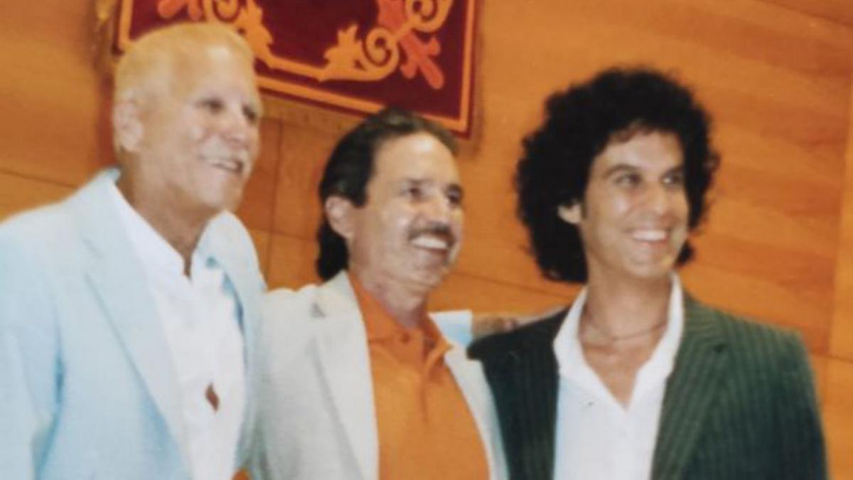 Carlos Baturín y Emilio Menéndez, tras su boda, junto a Pedro Zerolo.