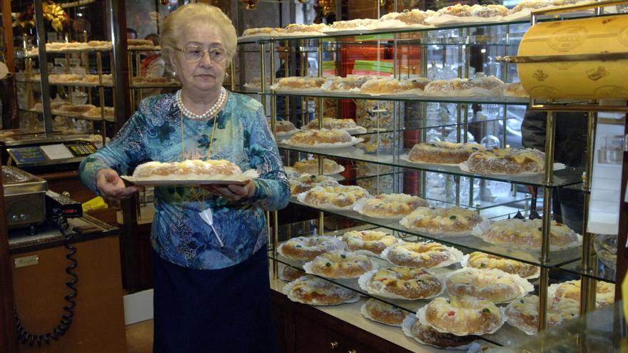 Mary Martín despacha roscones en la confitería.