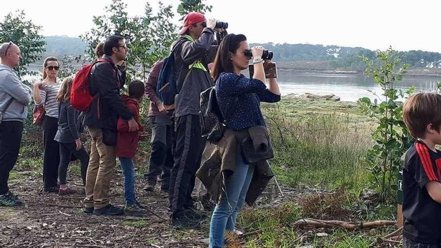 Usuarios del centro de interpretación de la naturaleza disfrutando del entorno. // Aula da Siradella