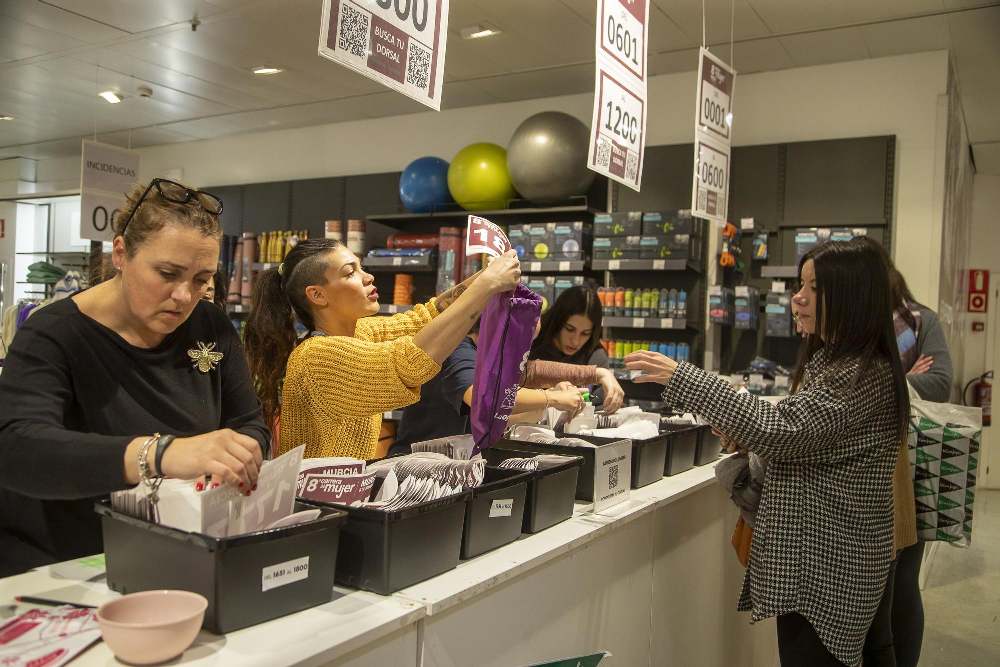 Entrega de dorsales de la Carrera de la Mujer (viernes por la tarde)