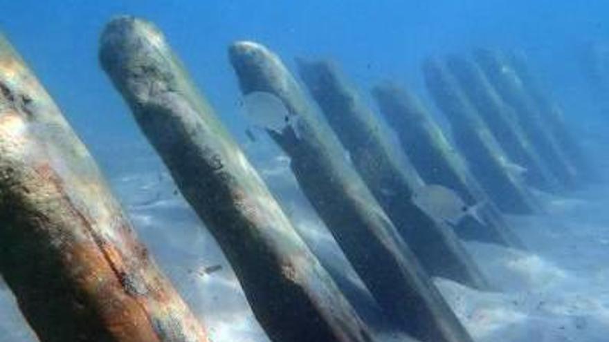 Hallan en una playa de Calp el esqueleto de madera de un antiguo barco