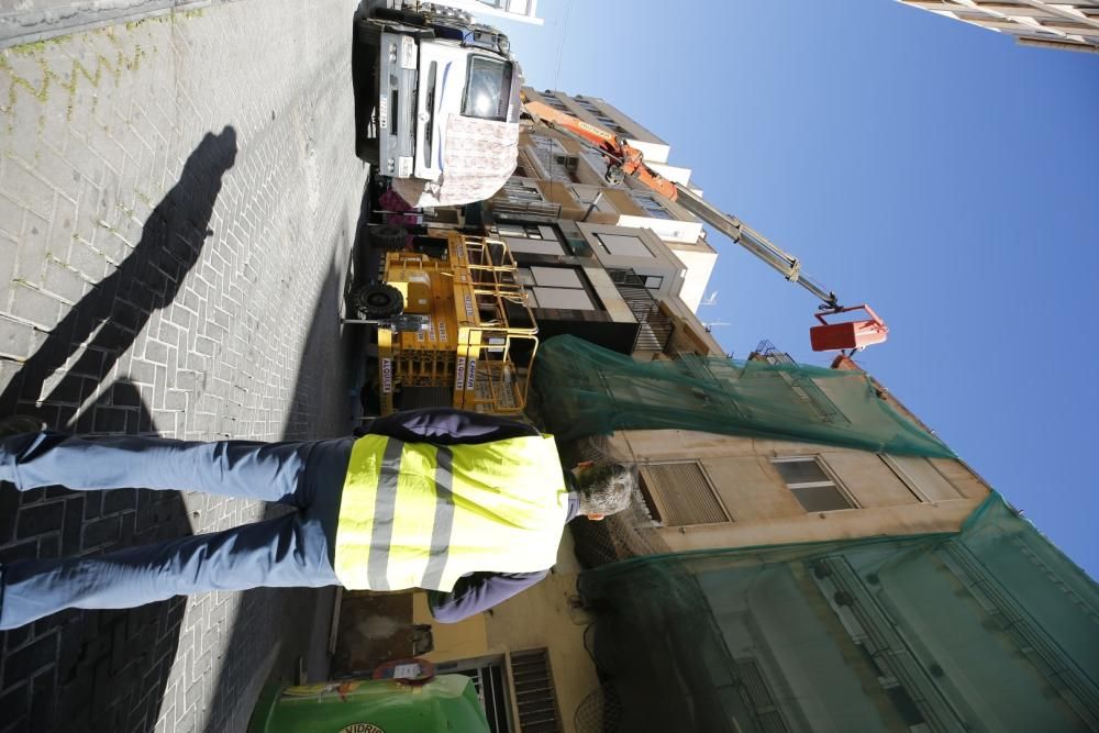 Comienzan las obras de demolición del edificio de la esquina de María Parodi con Ramón Gallud en Torrevieja