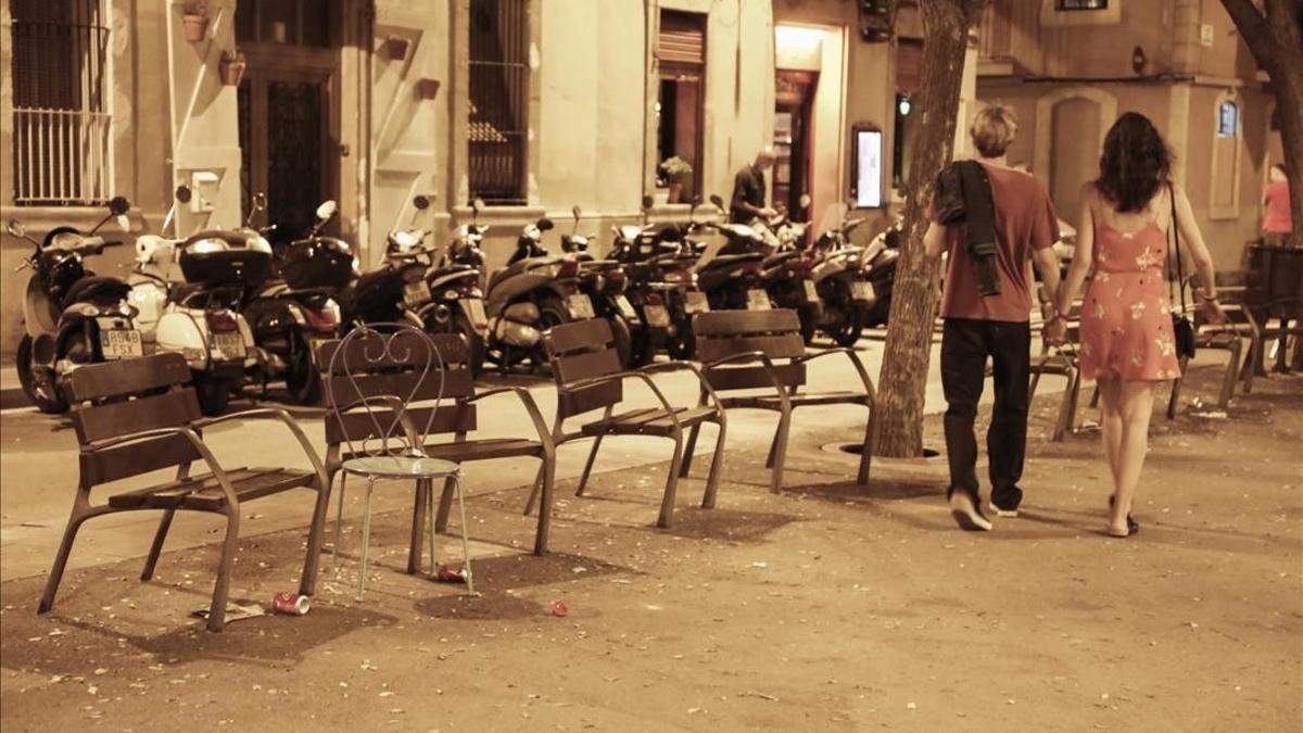 Ambiente nocturno en el barri de la Barceloneta en la imagen placa de Hilari Salvado