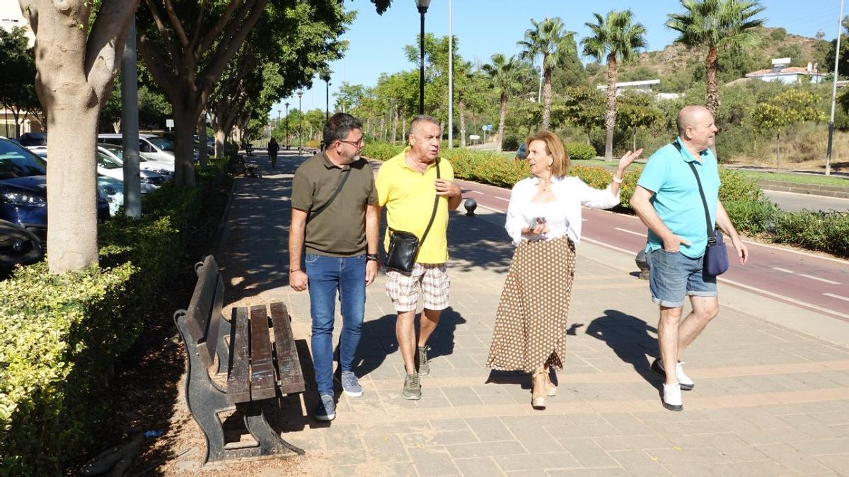 La viceportavoz socialista, Begoña Medina, y el concejal Jorge Quero con vecinos en la avenida Editor Ángel Caffarena