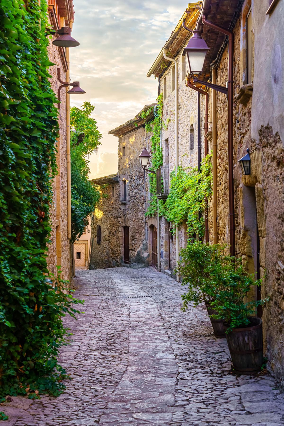 Calle empedrada de Peratallada