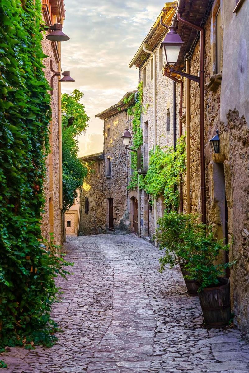 Calle empedrada de Peratallada