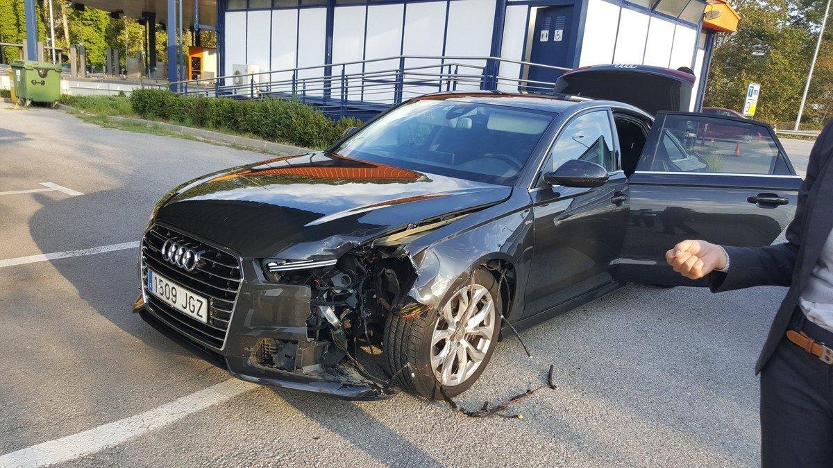 Imagen del vehículo oficial de Carles Puigdemont tras el accidente.