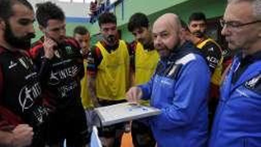 Pablo Alfayate, técnico del Santiago, da instrucciones.