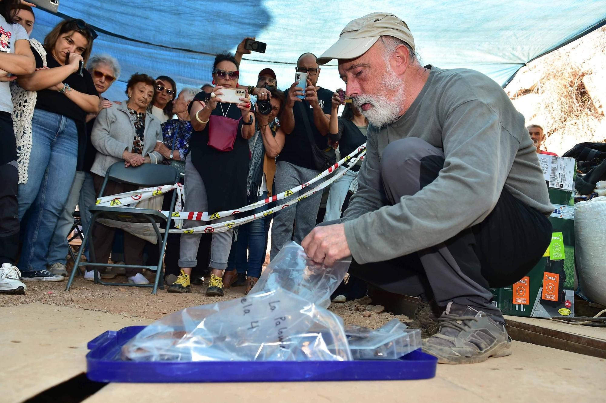 Fotogalería | Las familias de los represaliados de la mina La Paloma presencian las primeras exhumaciones