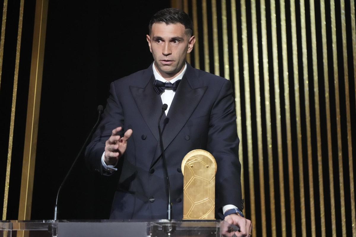 El portero Argentino y del Aston Villa Emiliano Martinez recibe el Yashin Trophy al mejor portero en la Gala del Balón de Oro en el Theatre du Chatelet El portero Argentino y del Aston Villa Emiliano Martinez recibe el Yashin Trophy al mejor portero en la Gala del Balón de Oro en el Theatre du Chatelet