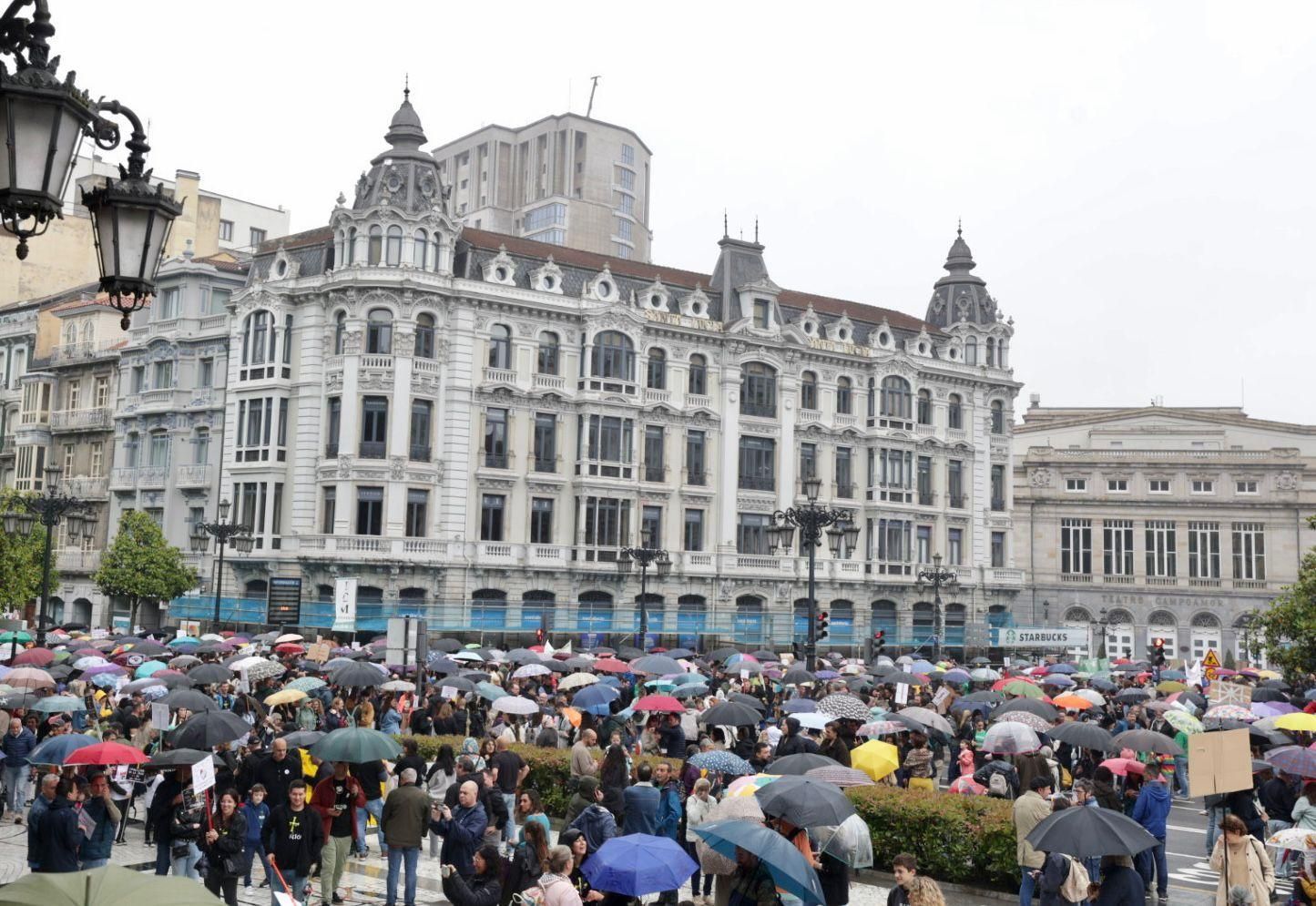 EN IMÁGENES: Así fue la gran manifestación de profesores por la enseñanza pública asturiana