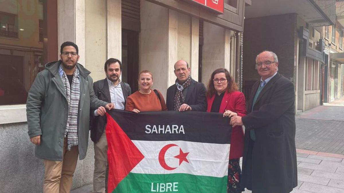 Gamundí (rojo), ayer en Madrid. | SOCIALISTAS POR EL SAHARA