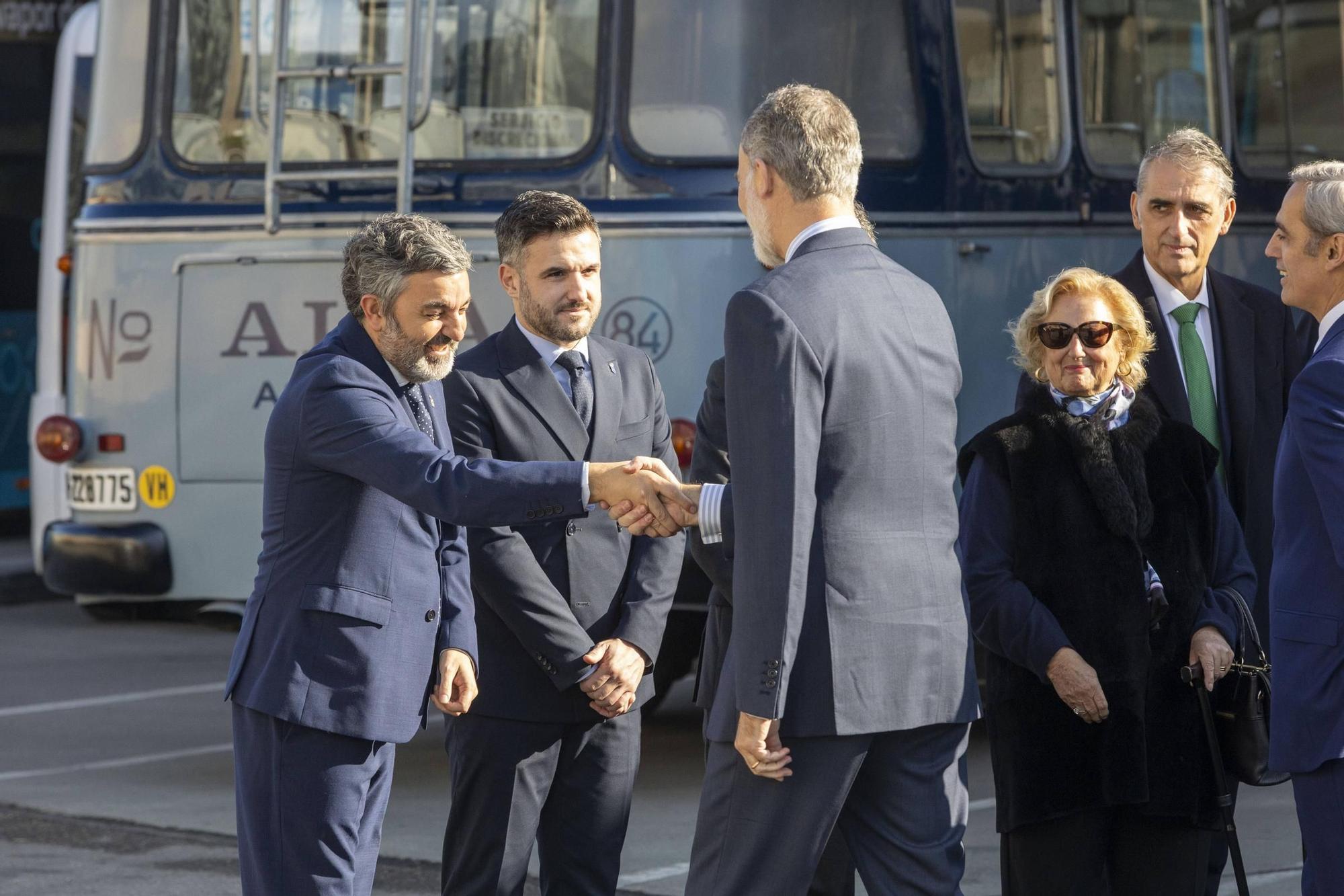 EN IMÁGENES: El Rey visita la estación de autobuses de Oviedo para conmemorar los 100 años de Alsa