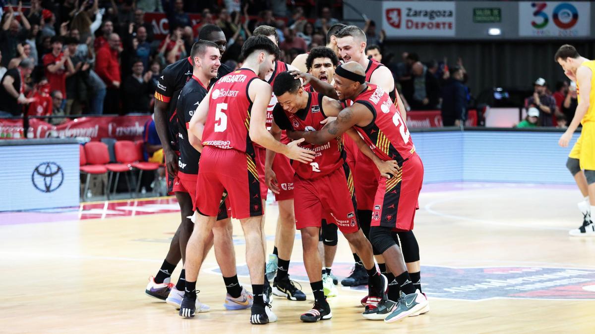 Los jugadores del Casademont Zaragoza abrazan a Trae Bell-Haynes tras su canasta ganadora frente al Barcelona en el Príncipe Felipe.