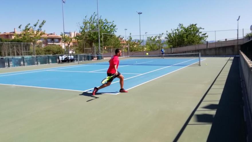 Dos deportistas juegan a tenis hoy en Son Moix.