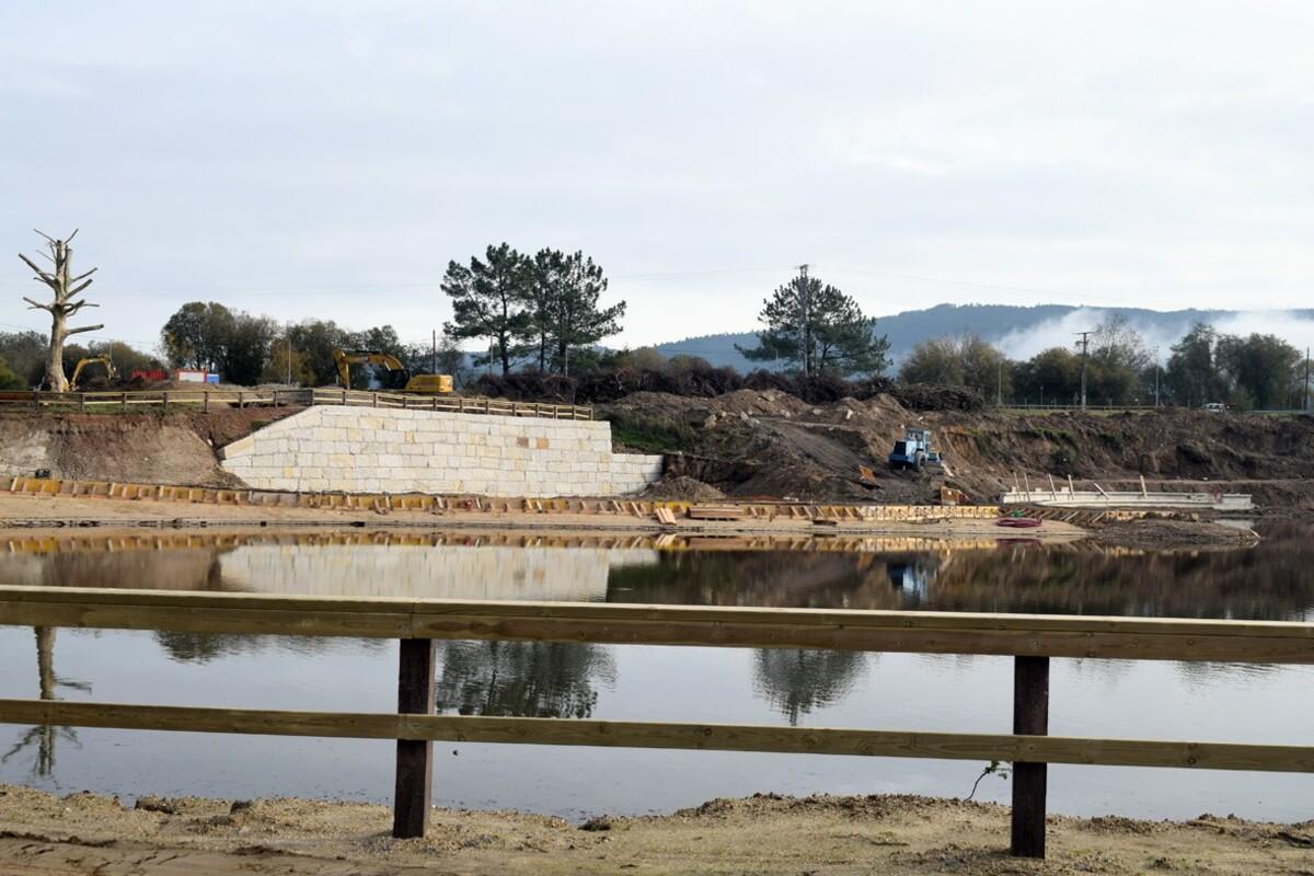 Trabajos en el perímetro de la Lagoa de Porto Piñeiro, en Valga