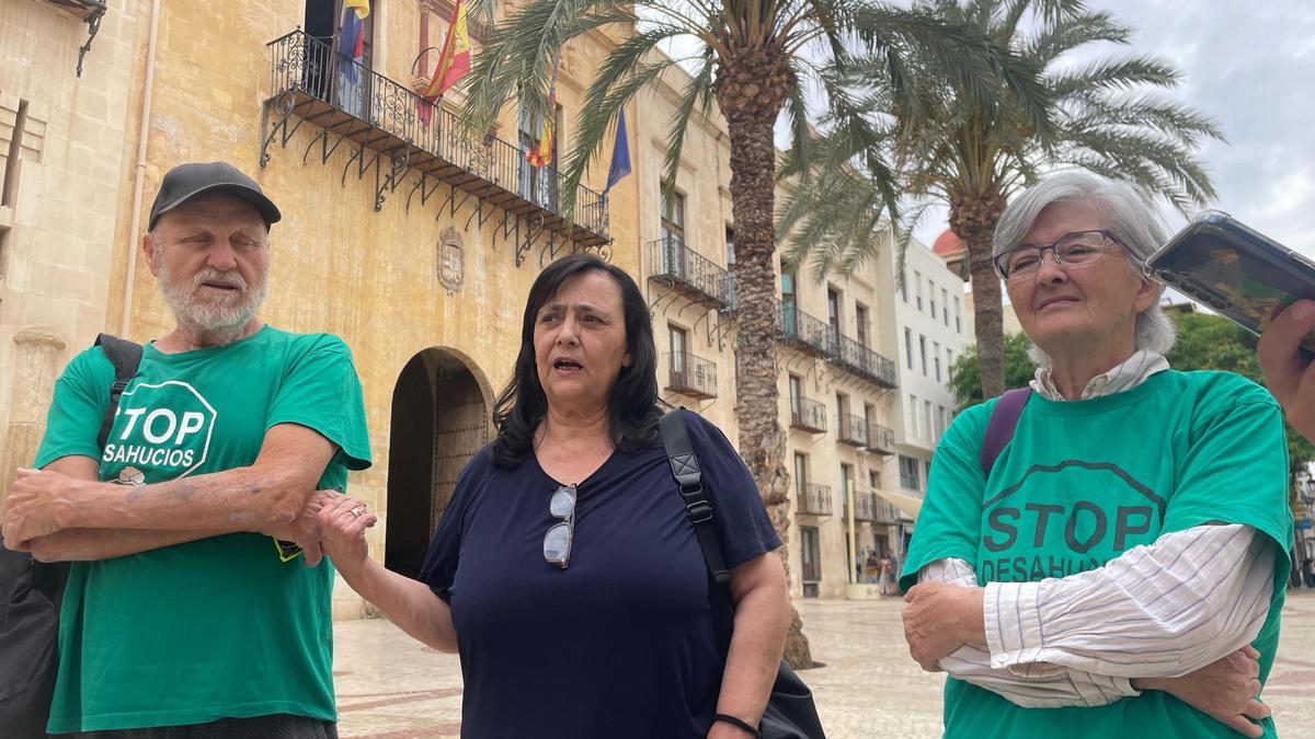 Los portavoces de la Plataforma de Afectados por las Hipotecas de Elche atienden a los medios de comunicación, hoy