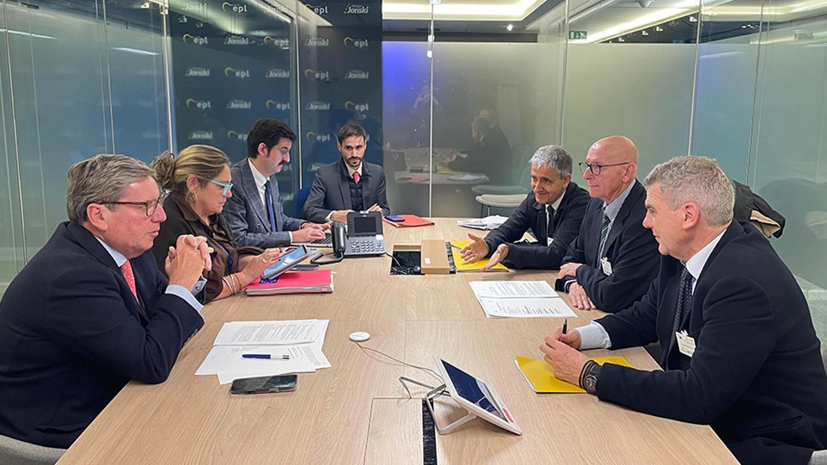 Dirigentes de AVA-Asaja, con representantes de la DG de Agricultura y Salud y Seguridad Alimentaria de la Comisión Europea, en Bruselas.