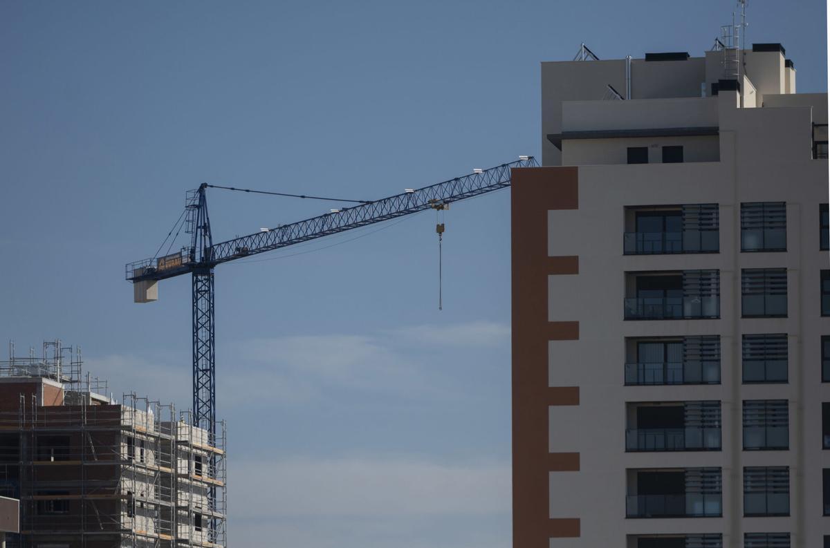 27/10/2021 Una grúa en una zona de construcción de edificios, a 27 de octubre de 2021, en Madrid, (España). El sector de la vivienda se encuentra en el punto de mira por estar sufriendo en muy poco tiempo numerosos cambios. Uno de ellos es la propuesta del Gobierno de la Ley de la Vivienda, que pretende configurar la vivienda como el quinto pilar del Estado del Bienestar y como una herramienta para luchar contra la desigualdad, marginalidad y la exclusión a través de una serie de cambios como el control de los precios del alquiler de las viviendas por parte de las comunidades y la aprobación de un recargo fiscal para los pisos vacíos. Por otro lado, el Tribunal Constitucional ha anulado definitivamente el impuesto de plusvalía municipal cobrado por los ayuntamientos en la venta de viviendas, importante fuente de financiación para los Ayuntamientos en toda España. POLITICA Alberto Ortega - Europa Press