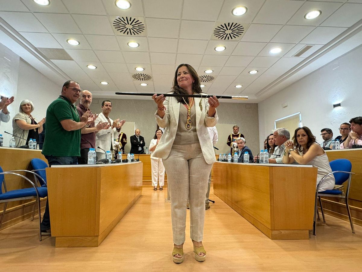Elisabeth Medina, con el bastón de mando.