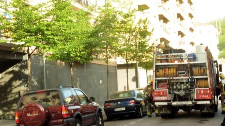 Els bombers durant la intervenció al carrer Rei Martí l&#039;Humà.