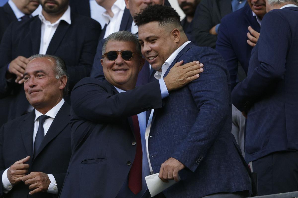 Joan Laporta, presidente del FC Barcelona, y Ronaldo Nazario, del Real Valladolid, en un partido de Liga.