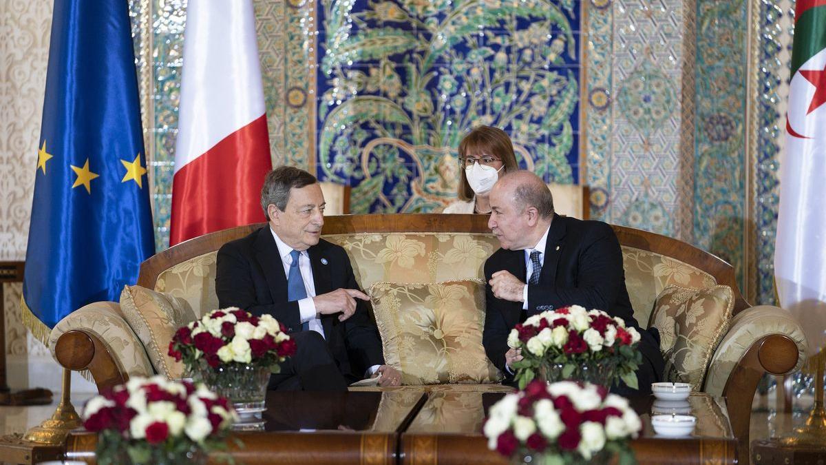 El primer ministro italiano, Mario Draghi (izquierda), con homólogo argelino Aymen Benabderrahmane.