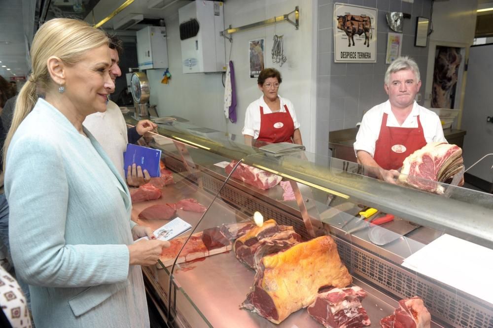 25S | Cristina Cifuentes se pasea por la plaza de Lugo con líderes del PP coruñés