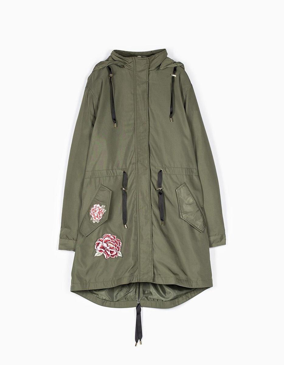 'Mid season' Stradivarius: parka bordada